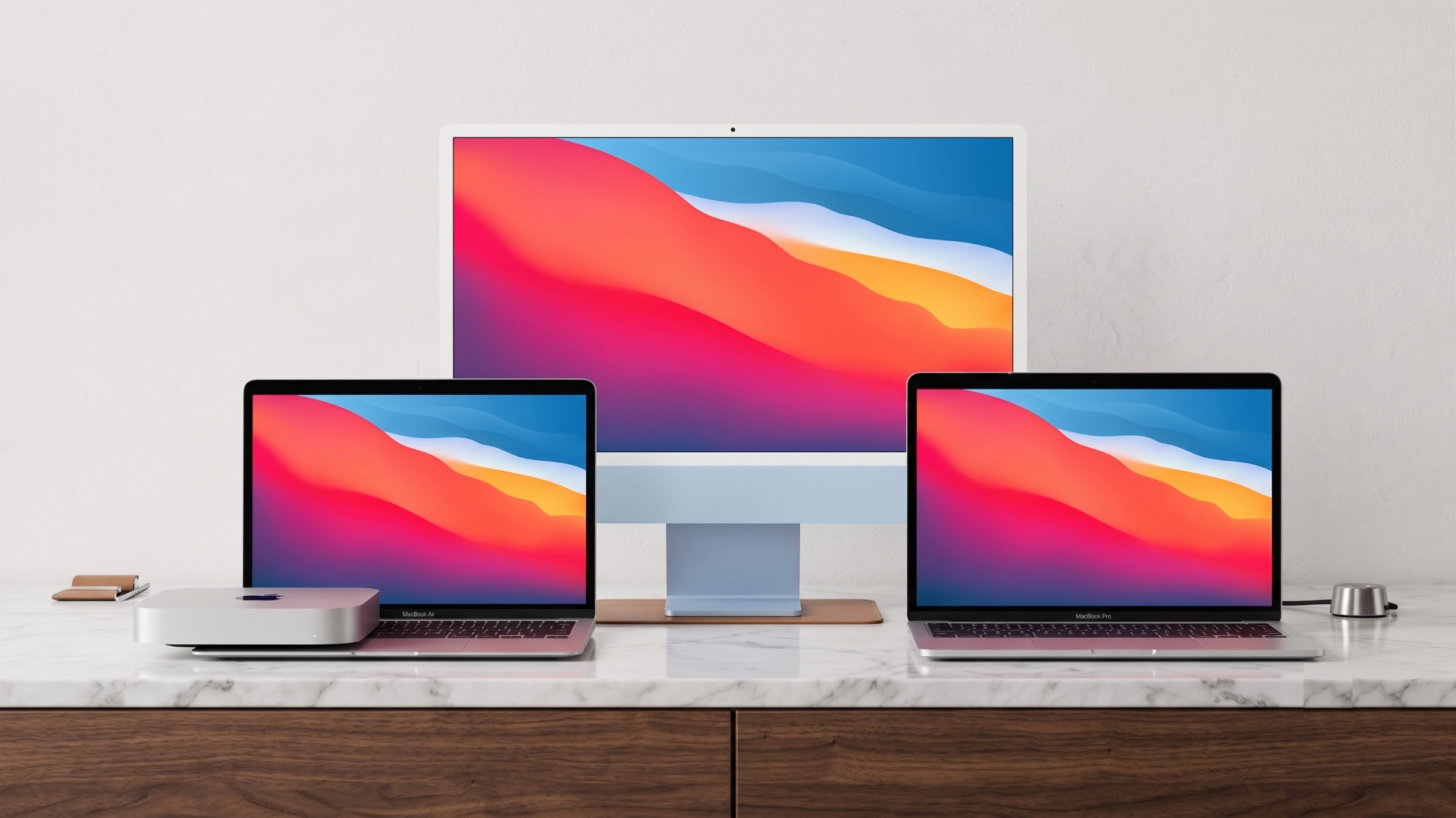 iMac, MacBook Air und MacBook Pro auf einem Schreibtisch