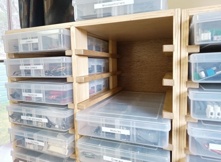 Sortierte Komponenten und Bauteile in der Werkstatt