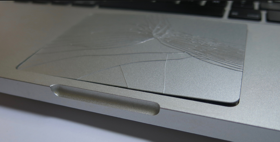 Gerissenes MacBook Trackpad durch aufgeblähten Akku