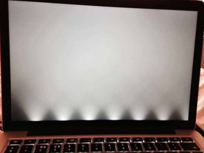 MacBook Display mit Backlight-Defekt / Flexgate-Symptomen