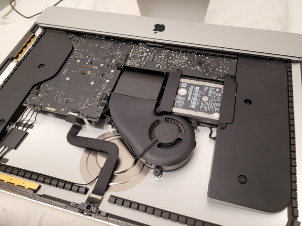 Geöffneter iMac mit Blick auf Festplatte, Logicboard und Lüfter