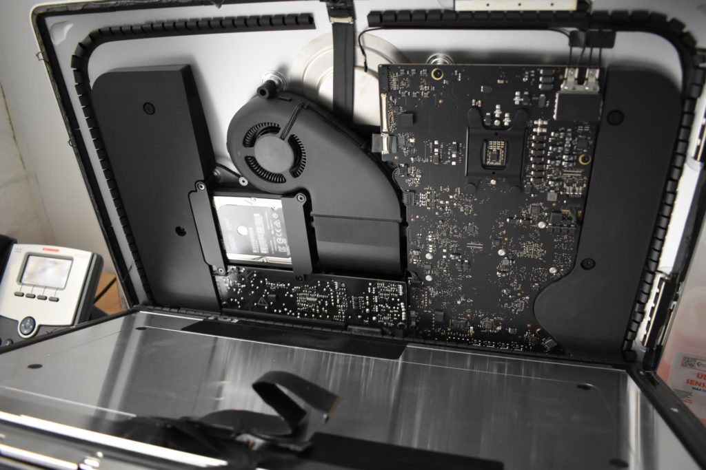 Geöffneter iMac – Blick auf Logicboard und Festplatte