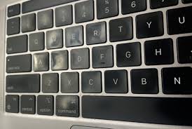 Abgenutzte MacBook Tasten mit verblassten Buchstaben