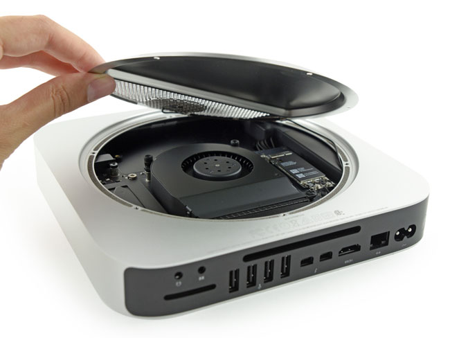 Geöffneter Mac mini — Logicboard, Lüfter, SSD
